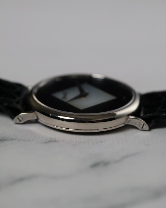 Side profile of the Piaget Ref. 922 showcasing the ultra-thin white gold case and smooth lug transition.