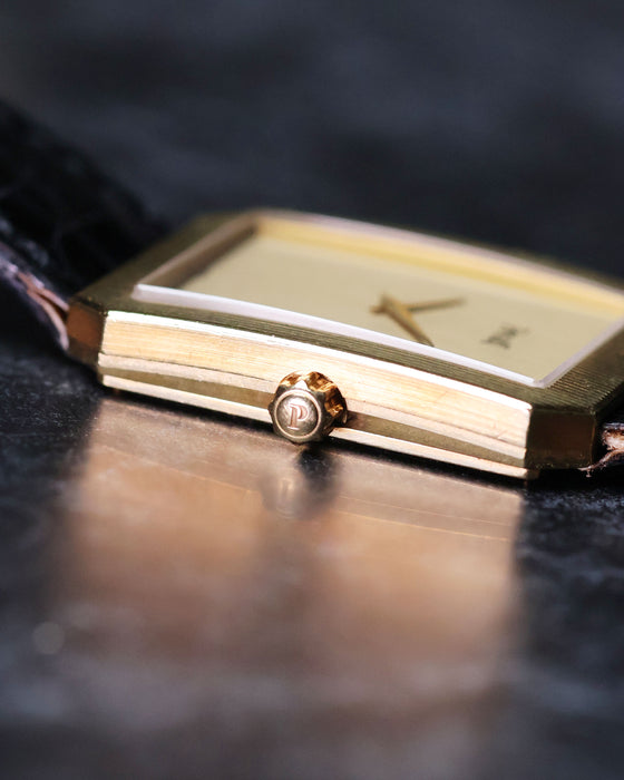 Close-up of 18K yellow gold crown on Piaget Protocole 90154, highlighting case fluting detail.