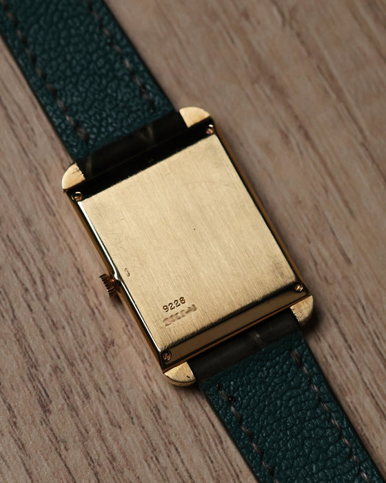 Caseback of Piaget Ref. 9228 in polished 18k yellow gold, vintage detail