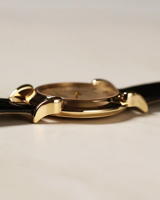 Side profile of Vacheron Constantin Les Historiques 48001 showing flame-shaped Corne de Vache lugs