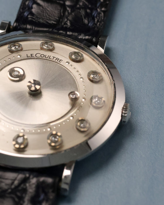 Close-up of the floating diamond minute indicator and brushed central disc