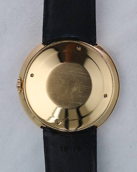 Caseback of Rolex Zephyr Ref. 9919 “Disco Volante” in 18K yellow gold with smooth polished surface and central brushed area