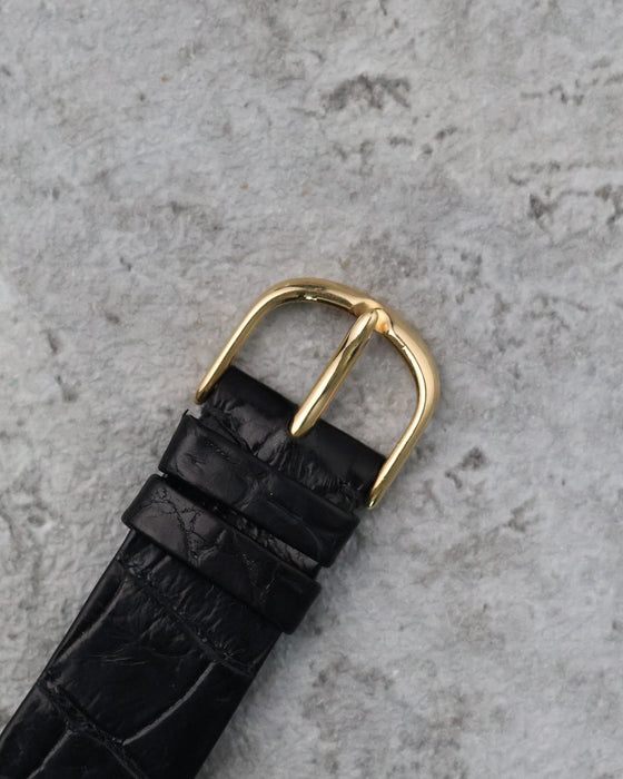 18K yellow gold pin buckle fitted to the black leather strap of the Audemars Piguet.