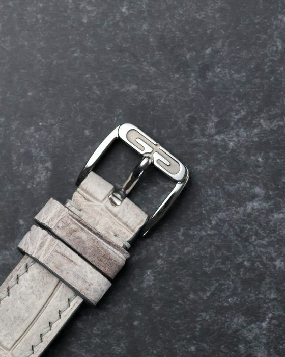Original steel Gerald Genta buckle paired with the light leather strap of the G.3614.