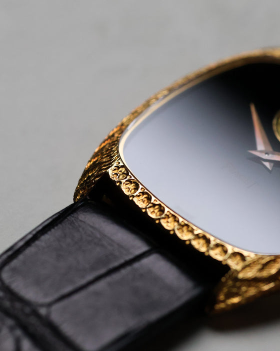 Macro view of the engraved bezel and case detailing on the Piaget Ref. 9591.