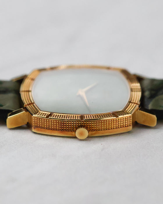 Low-angle profile of the Piaget Reference 12427 showing the textured bezel and crown.