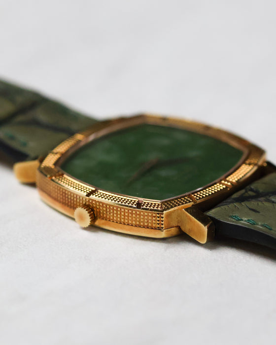 Side profile of the Piaget Reference 12427 with emphasis on the finely engraved Clous de Paris detailing.