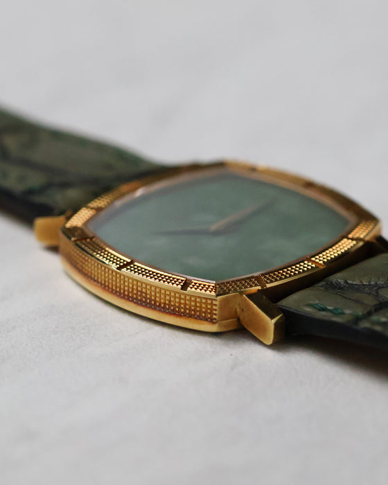 Low-angle detail of the Piaget Reference 12427 highlighting the crisp Clous de Paris bezel and lugs.