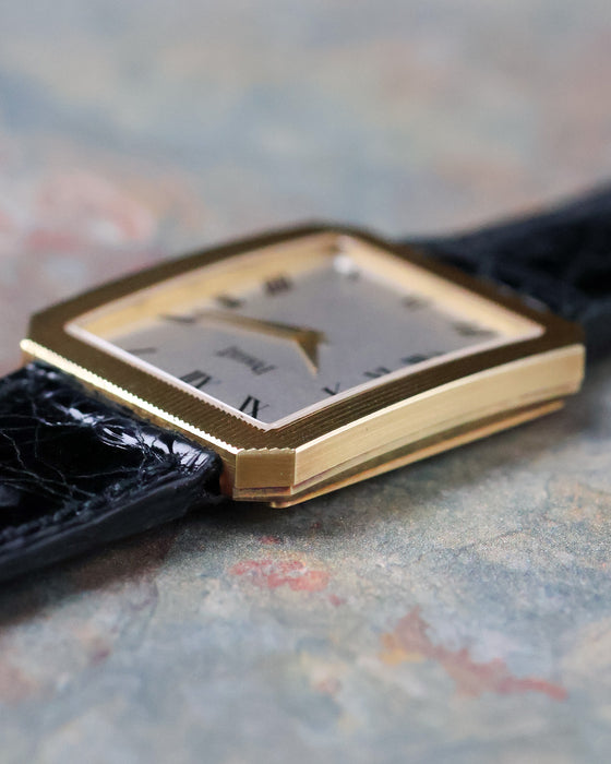 Macro side profile of the Piaget Protocole Jumbo Ref. 90154 showing the ribbed 18k yellow gold bezel and slim case.
