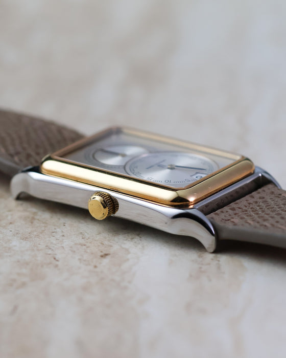 Angled side profile of the Universal Genève Jump Hour Regulator Ref. 225.125 highlighting the curved lugs and gold bezel.