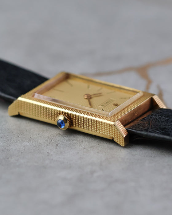 Three-quarter view of the textured case and acrylic crystal.