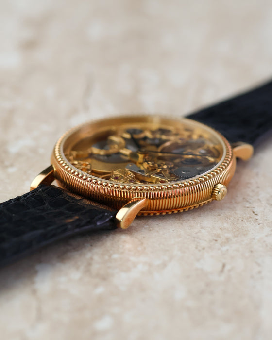 Original Universal Genève gold buckle fitted to the black leather strap.