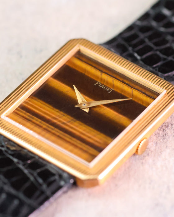Close-up of the Piaget Protocole Ref. 9154 highlighting the natural tiger’s eye dial, dauphine hands and reeded gold bezel.