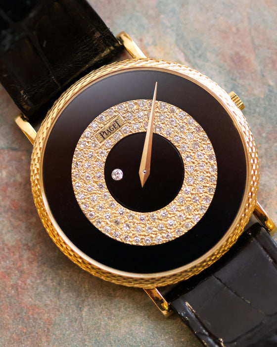 Close-up of the Piaget 9026 dial with black onyx, pavé-set diamond ring, mystery-hour diamond and gold minute hand.