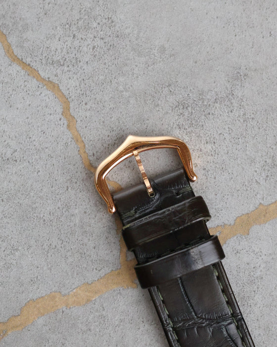 Signed 18K rose-gold Cartier ardillon buckle fitted to the dark alligator strap of the Santos-Dumont WGSA0054.