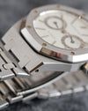 Macro side view of the Royal Oak 25572ST showing the brushed case, polished bezel bevels and integrated bracelet construction.