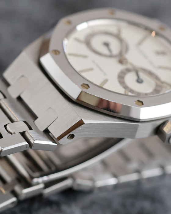 Macro side view of the Royal Oak 25572ST showing the brushed case, polished bezel bevels and integrated bracelet construction.