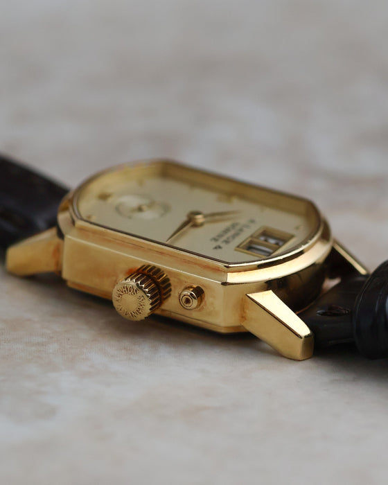 Detailed side view of the Arkade case, crown and date corrector in 18K yellow gold.