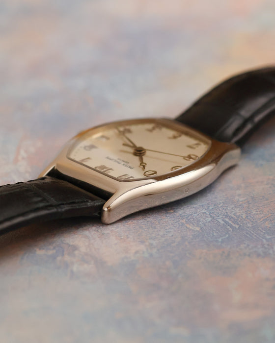 Angled case profile highlighting the elongated lugs of the Patek Philippe Gondolo 5030G.