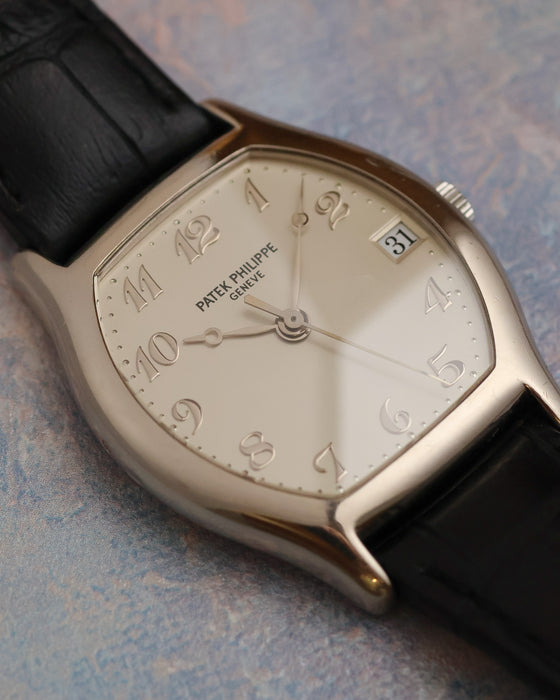 Close-up of the silver dial with applied Breguet-style Arabic numerals and date at 3 o’clock.