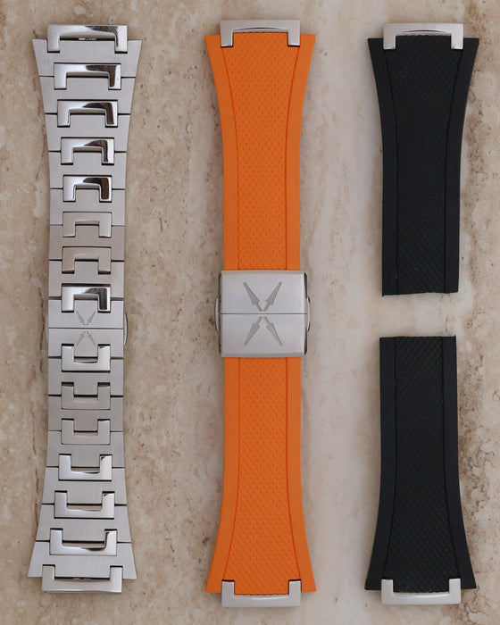 Czapek Antarctique Fratello Edition with integrated steel bracelet, orange rubber strap and additional black rubber strap.