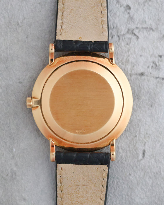 Caseback of the Patek Philippe Calatrava 3919J in 18K yellow gold.