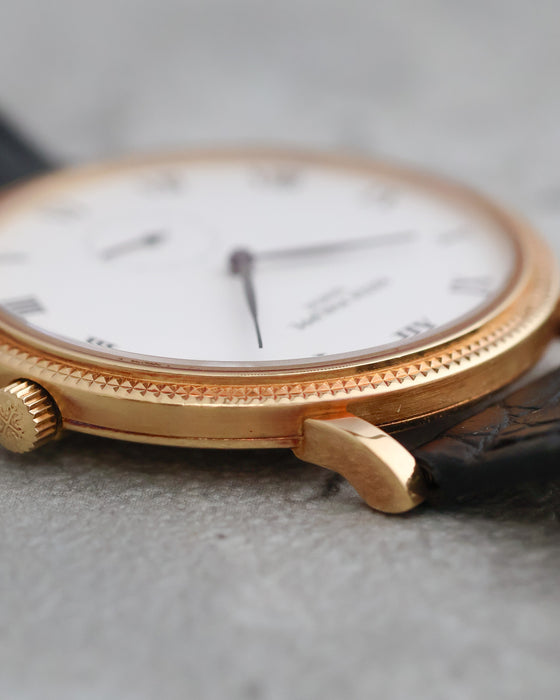 Close side view showing the yellow gold case and sharply defined hobnail bezel of the Patek Philippe 3919J.