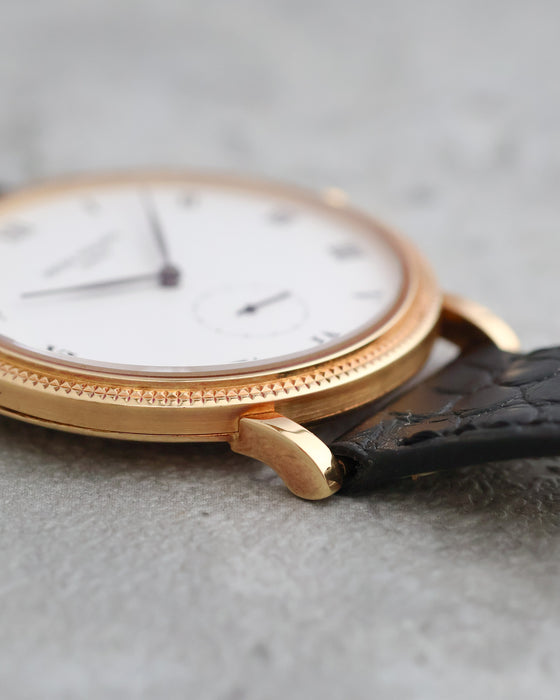 Detailed side view of the yellow gold case and lugs of the Patek Philippe Calatrava 3919J.