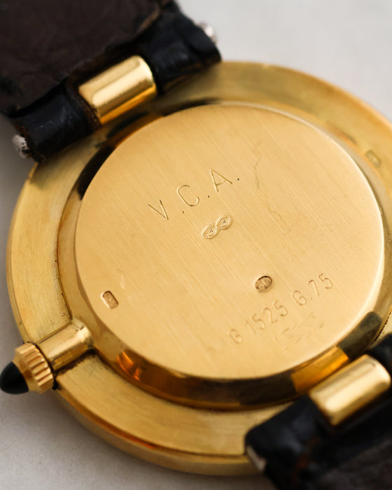 Close-up of the G1525 caseback with V.C.A., gold hallmarks and G 1525 G.75 engraving.