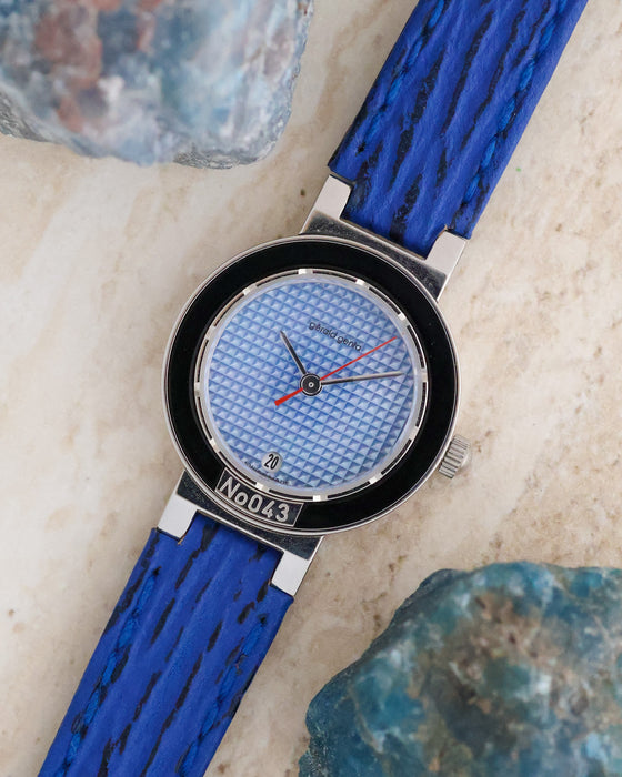 Angled view of the Gérald Genta Retro Classic with its faceted crystal, red seconds hand and numbered bezel plaque.