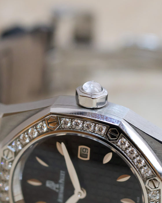Macro photograph of the Royal Oak Lady diamond-set bezel, octagonal screws and cabochon-set crown.