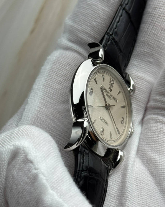 Platinum case and crown detail of Vacheron Constantin 48003 with automatic Calibre 1133 movement
