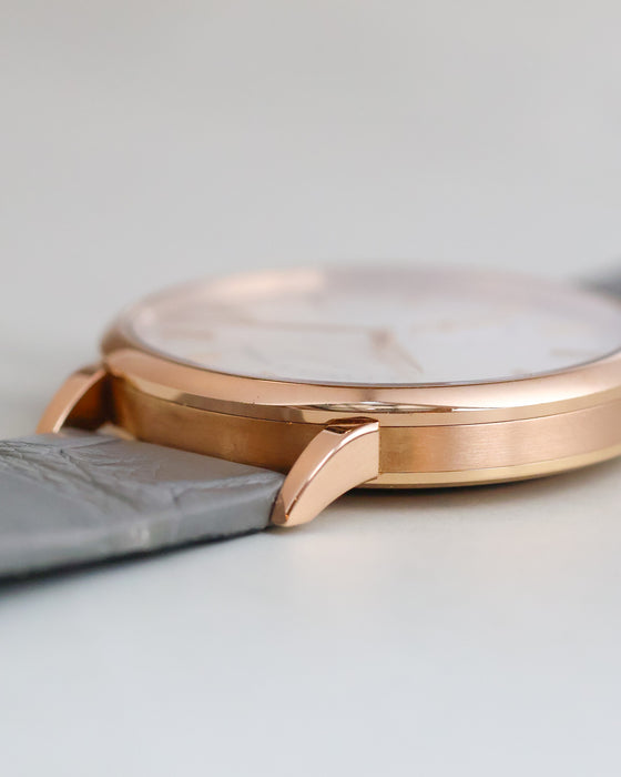 Macro photograph showing the polished lugs and alternating brushed and polished finishes of the Saxonia case.