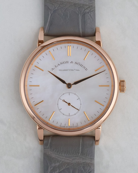 Straight-on dial photograph of the Saxonia 219.043 with its white mother-of-pearl dial and slim rose gold hands.