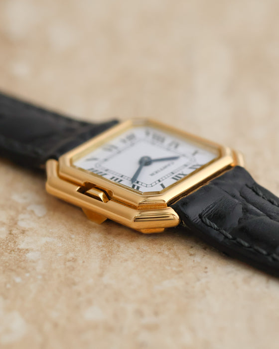 Oblique close-up of the octagonal winding crown integrated into the Cartier Ceinture case.
