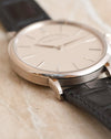 Macro photograph highlighting the polished bezel and brushed caseband of the Saxonia Thin.