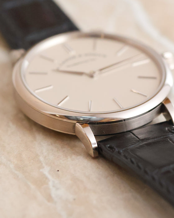 Macro photograph highlighting the polished bezel and brushed caseband of the Saxonia Thin.