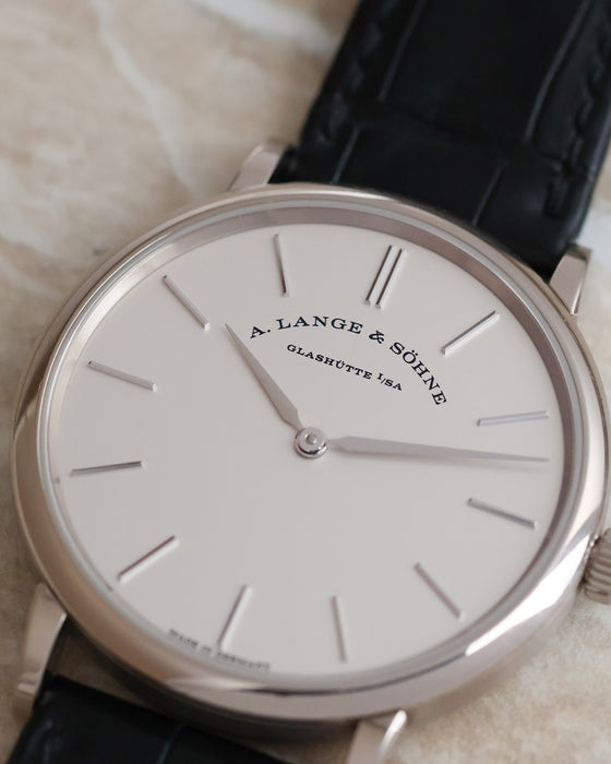 Detailed view of the Saxonia Thin's applied hour markers, two hands and argenté dial.