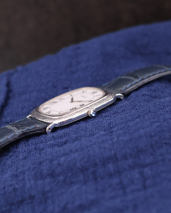 Side angle of Piaget Ref. 9251 displaying cabochon crown and bark-textured 18K white gold case